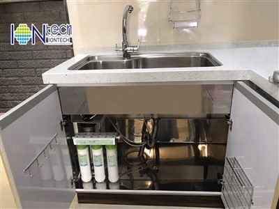 Sistem penapisan air minum di bawah sinki